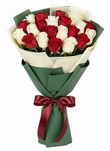 Букет Микс из красных и белых роз в Полысаево