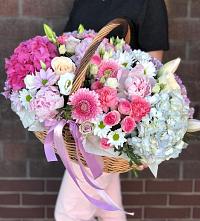 Цветочная композиция из Розы, Хризантемы, Пионы и Лизиантусы в корзине в Полысаево