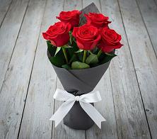 Букет 5 Красных роз Эдлесс Лав в Полысаево