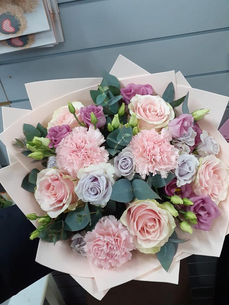 Букет цветов из: Розы, Гвоздики и Лизиантусы в Полысаево